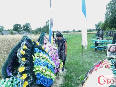 Донька померла, син загинув, третій досі на фронті: історія родини Савченків з Олевщини