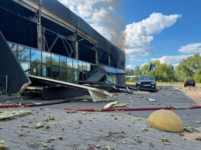 росія вдарила дроном по супермаркету АТБ у Чернігові: загинули двоє людей, серед них дитина