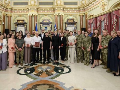 Президент нагородив керівницю Костянтинівської інфекційної лікарні та фельдшера ДСНС, який розбирав завали