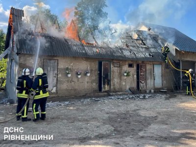 У Вараші на вулиці Парковій горіла господарська будівля