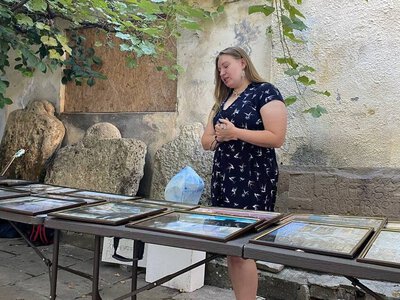 На фінісажі виставки Наталі Довбиш в Одесі зібрали кошти для захисника України