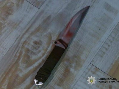 Кривава розправа у квартирі Києва: чоловік схопив ніж після сварки та вбив знайомого