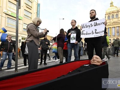 Підтримка подальшого перебування українців у Чехії зменшується серед населення: опитування STEM