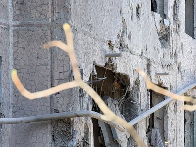 Російські військові пошкодили авіабомбами житлові будинки та заклади освіти у Краматорську: є поранені