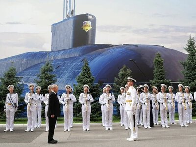 Мужнє «пу» провело «головний військово-морський парад» з… банером із субмариною замість кораблів