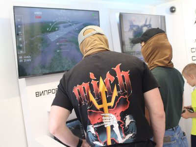 У рекрутинговому просторі Центру спеціальних операцій «А» житомиряни спробували симулятор FPV