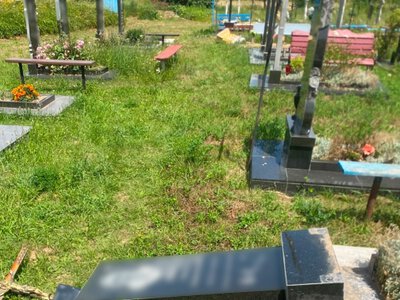 На Вінниччині поліція викрила чоловіка, який пошкодив шість могил на кладовищі
