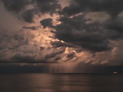 На Одещину насуваються грози та сильний вітер: оголошено штормове попередження