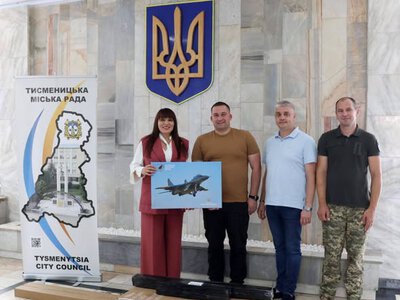 Тисменицька міська рада передала шлагбаум для 114-ї бригади тактичної авіації ЗСУ