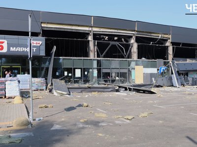 Двоє загиблих і 25 поранених: подробиці російського удару по супермаркету в Чернігові (Відео)