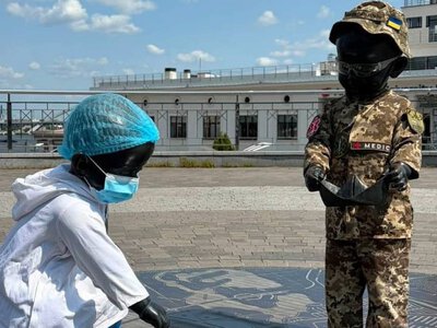 Малюків-засновників Києва переодягнули до Дня медичних працівників