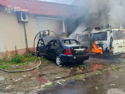 Спалили цивільні автівки: окупанти атакували Слов’янськ (фото)
