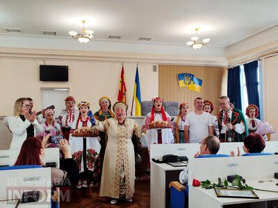 В Аккермані медиків привітали нагородами, квітами, піснями та святковими короваями