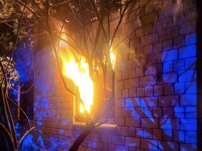 В Ужгороді під час пожежі чоловік урятував жінку з палаючого будинку (ФОТО)
