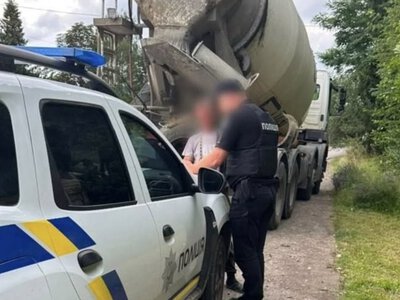 Поліція притягнула до відповідальності водія, який зливав бетон поблизу Синевиру