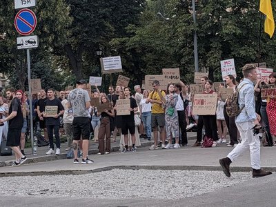 На площі Франка знову протестують: які гасла скандують учасники