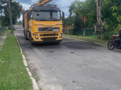У селищі на Волині ремонтують дорогу