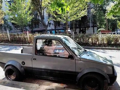 Міні-пікап із вантажним відсіком: у Києві помітили рідкісну машину з 2000-х (ФОТО)