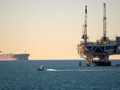 Нафта різко подешевшала після паузи у війні США та Ірану: чому експерти не поспішають радіти