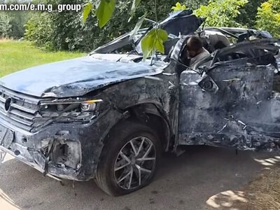 Майже знищений, але на ходу: Volkswagen Touareg здивував своєю живучістю після ракетного удару. ВІДЕО
