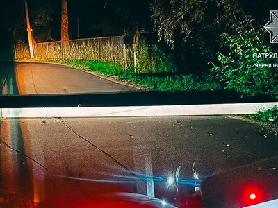 У Чернігові п’яний водій Audi протаранив два бетонні стовпи