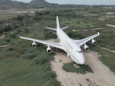Літак Thai Airways гниє у полі: чому Boeing 747 залишили напризволяще