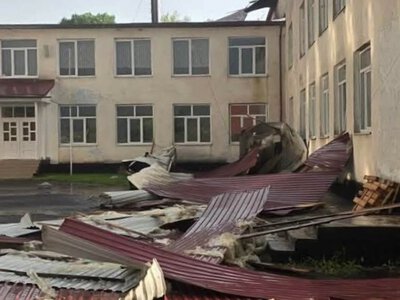 Буревій зірвав частину даху Кушницького ліцею на Хустщині (ФОТО)