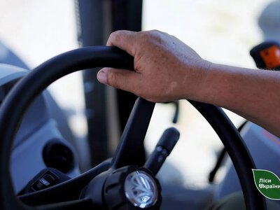 Лісівники Полтавщини сідають за нові трактори: що зміниться