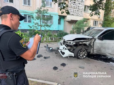 Вибухнула автівка у дворі багатоповерхівки в Одесі, коли водій розпочав рух, — поліція