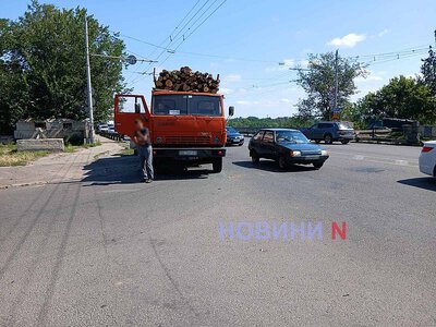 Nissan та КамАЗ зіткнулися у Миколаєві: на мосту утворився затор