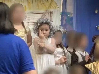 У Великій Британії дівчинка показала непристойний жест на дитячому святі