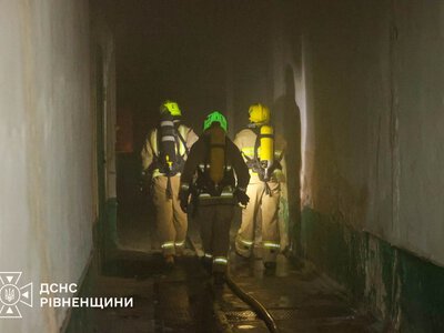 У Рівному сталась масштабна пожежа. На Фабричній загорівся цех