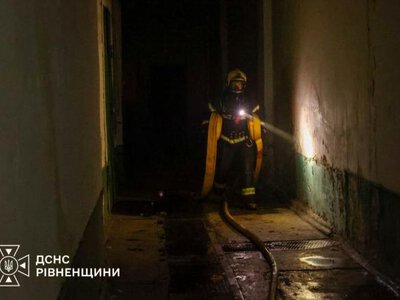У Рівному 30 рятувальників гасили пожежу у виробничому цеху (ФОТО, ВІДЕО)