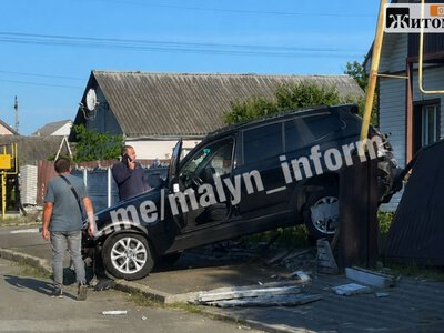 У Малині п’яний водій BMW двічі за ранок влетів у паркани