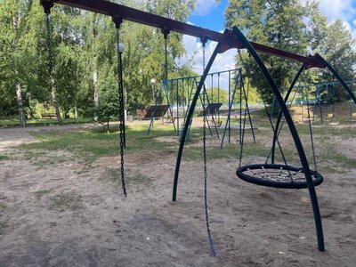 Обірвані гойдалки та розписана лавка: у місті на Рівненщині пошкодили дитмайданчик