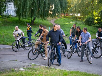 У Пасічній перевірили благоустрій, відкрили новий футбольний майданчик та готуються до змін через новий міст
