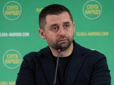НАБУ може готувати підозру Арахамії у справі про «зарплати в конвертах»