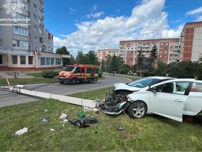 ДТП у Тернополі: електроопора впала на дорогу, рух ускладнений
