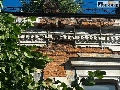 Біля Михайлівського собору в Житомирі осипаються пілястра й карниз