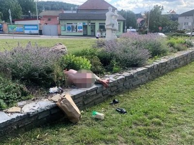 Жінка засмагала голою в центрі чеського Босковіце, коли повз неї проходили паломники
