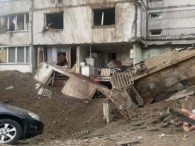 Мешканці зруйнованого будинку в Києві три тижні живуть у наметах і не можуть отримати допомогу