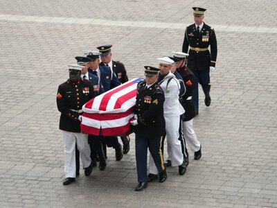 Труну з тілом сенатора Ліндсі Грема внесли до Капітолію США