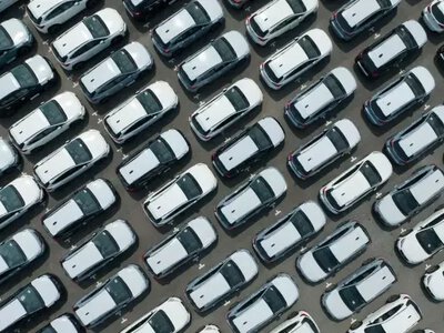 Українці імпортували майже 170 тис. авто за пів року - скільки електрокарів і звідки везуть