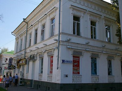 У центрі Полтави через суд вимагають знести самочинну двоповерхову прибудову біля пам’яток архітектури