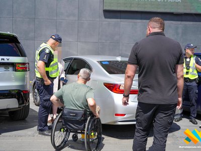 У Житомирі ветерани війни нагадали водіям, чому не варто займати паркомісця для людей з інвалідністю