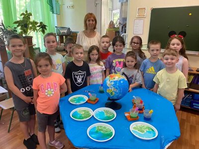 У Бучі вихованці дитсадка створили модель Землі під час STEM-експерименту