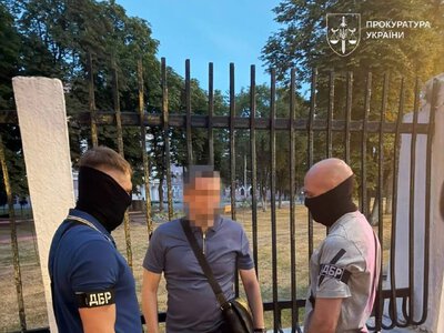 Хабар у тубусі: чиновника Держгеокадастру спіймали на гарячому