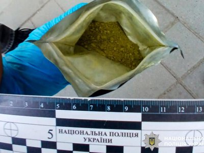 На Рівненщині чоловік отримав поштою понад 200 грамів кратому: йому загрожує до восьми років ув’язнення