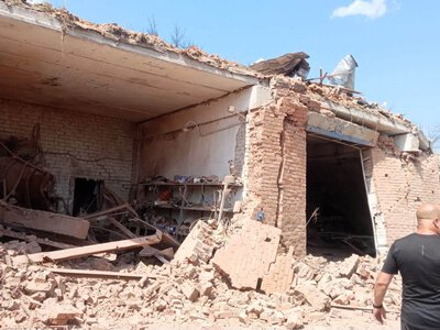 Російський авіаудар по Слов’янську поранив чоловіка та зруйнував склади (фото)
