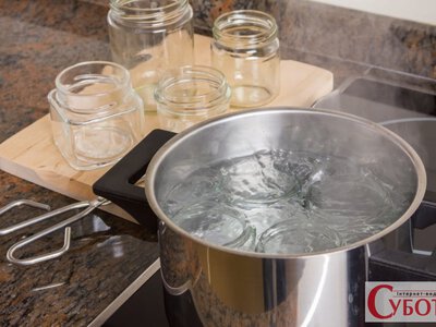 Банки для консервації треба стерилізувати: як підготувати тару без помилок